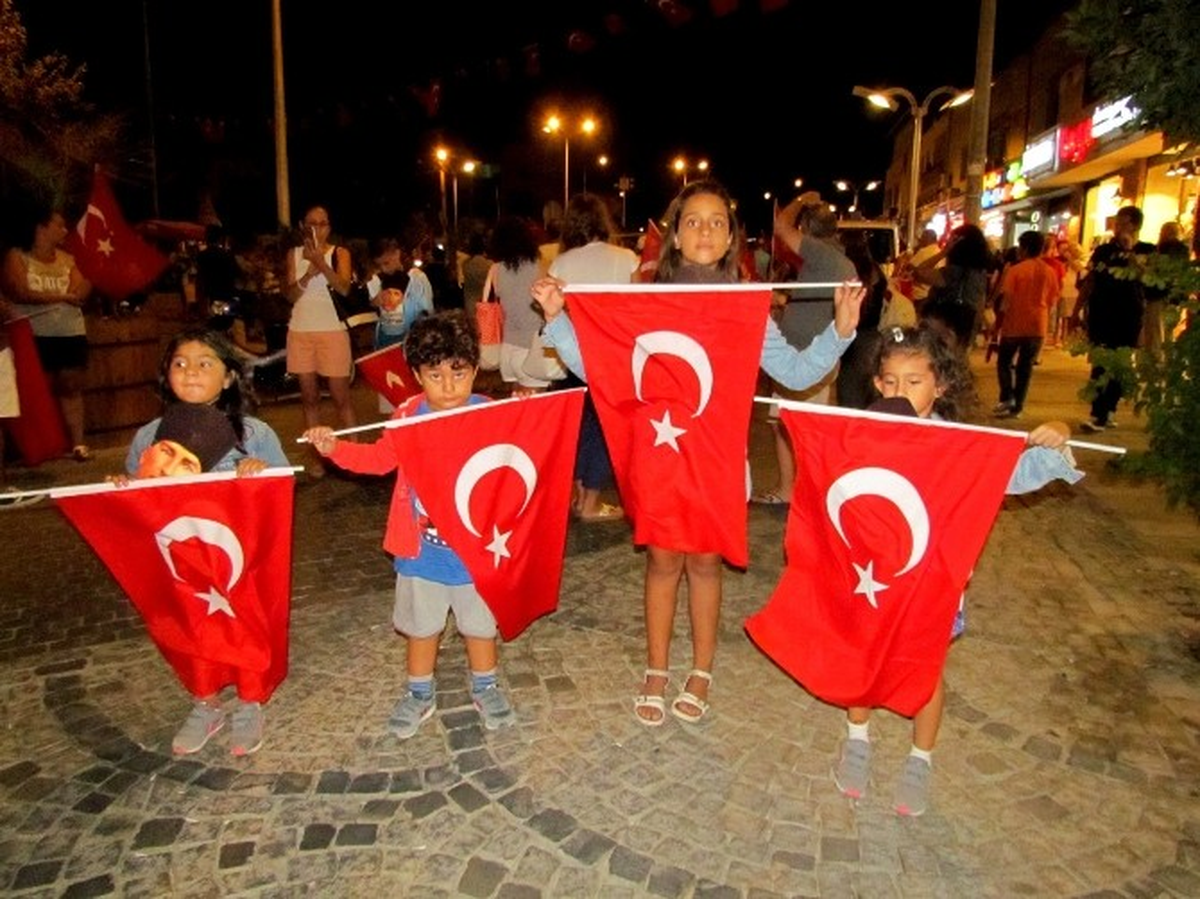 Binlerce Kişi Meşalelerle \'Zafer Bayramı\' İçin Yürüdü