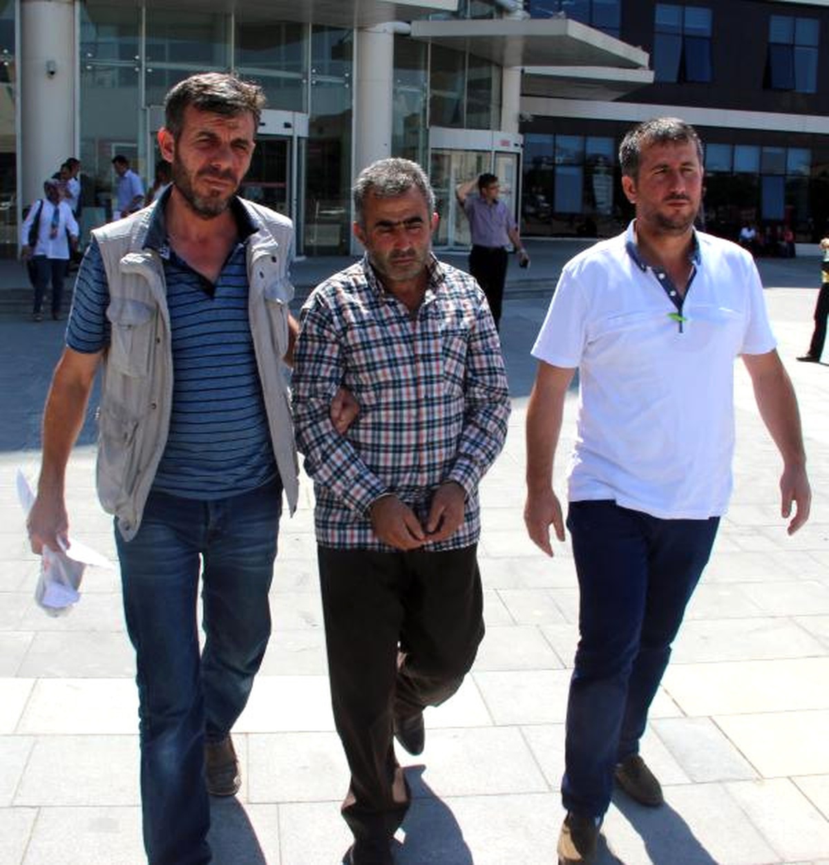 Boşanma Davası Açan 18 Yıllık Eşini Öldürdü (2)