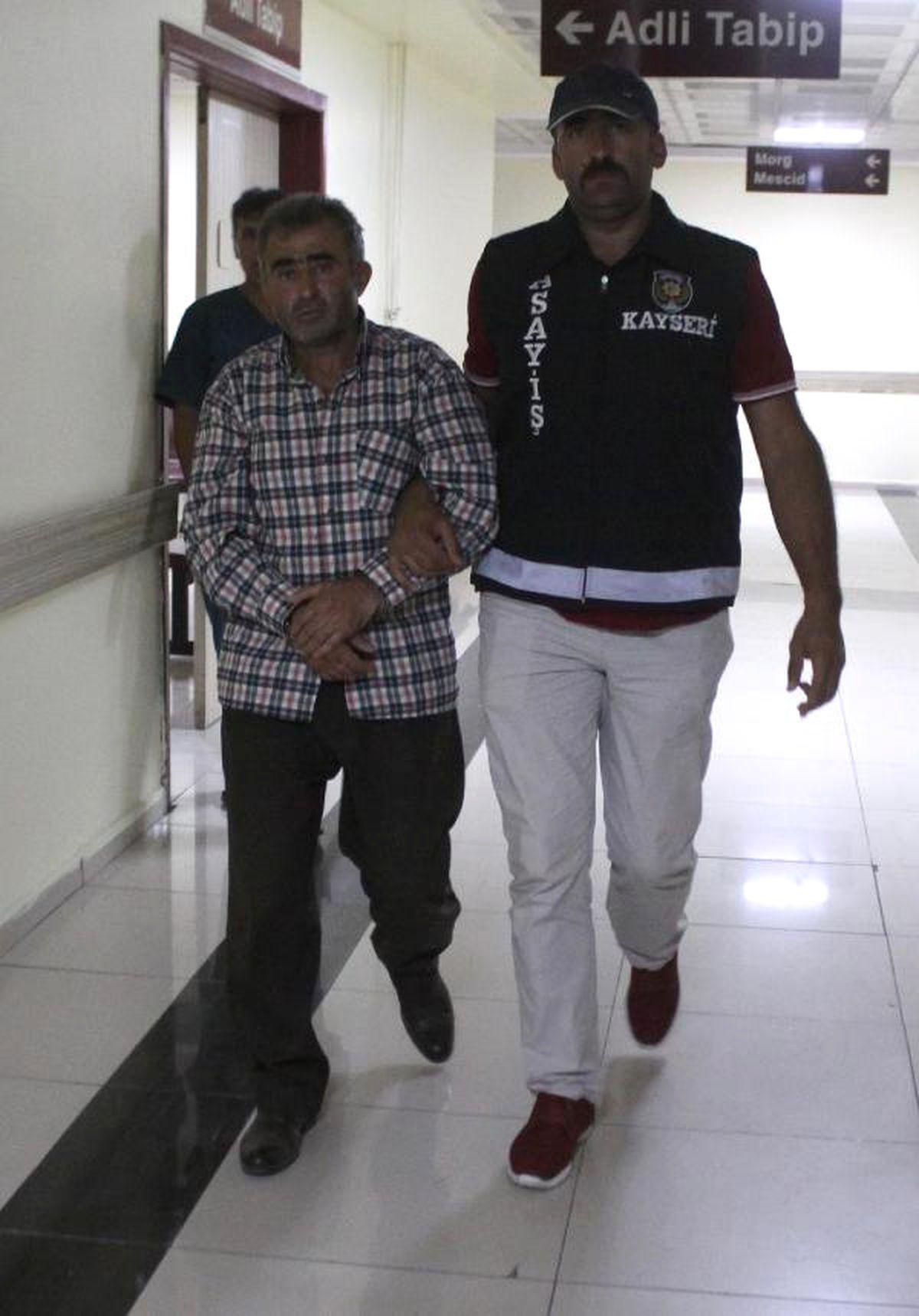 Boşanma Davası Açan Eşini Öldürdü