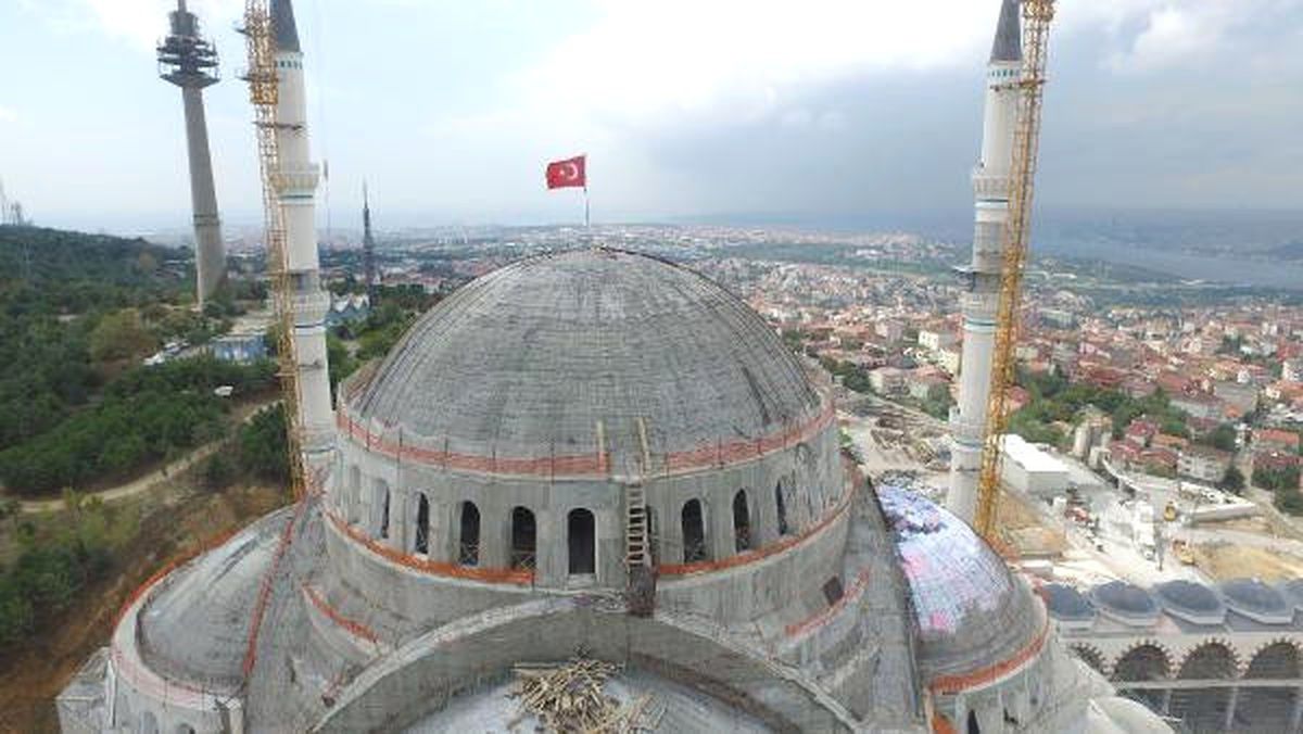 Kaba İnşaatı Biten Çamlıca Camisi'nin Kubbesine Türk Bayrağı Dikildi