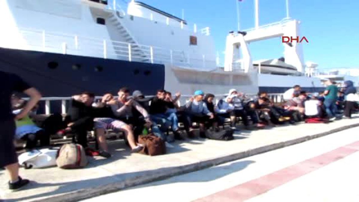 Çeşme\'de İki Lastik Botta Toplam 90 Mülteci Yakalandı