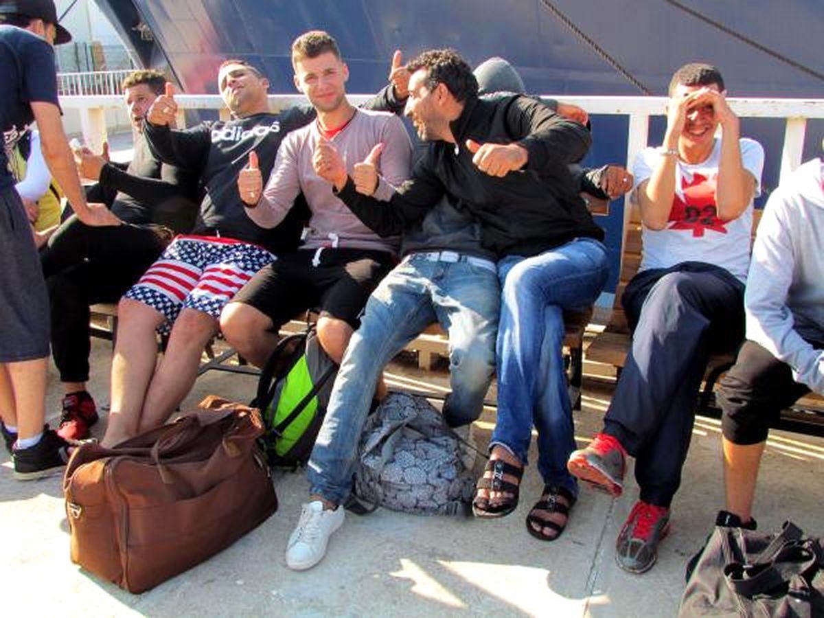 Çeşme\'den 2 Botla Sakız\'a Gitmek İsteyen 90 Kaçak Yakalandı