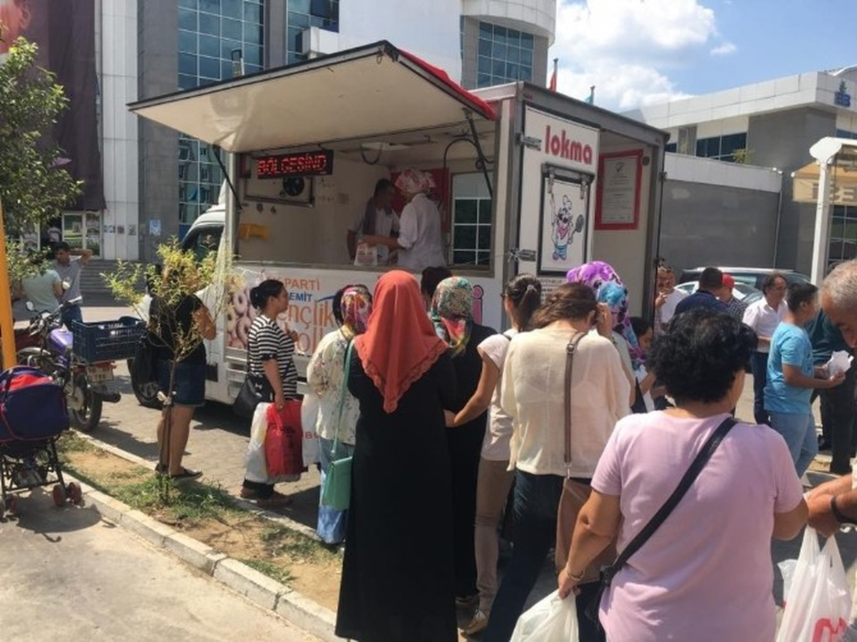 Edremit Ak Gençlik\'ten 15 Temmuz Şehitleri İçin Lokma Hayrı
