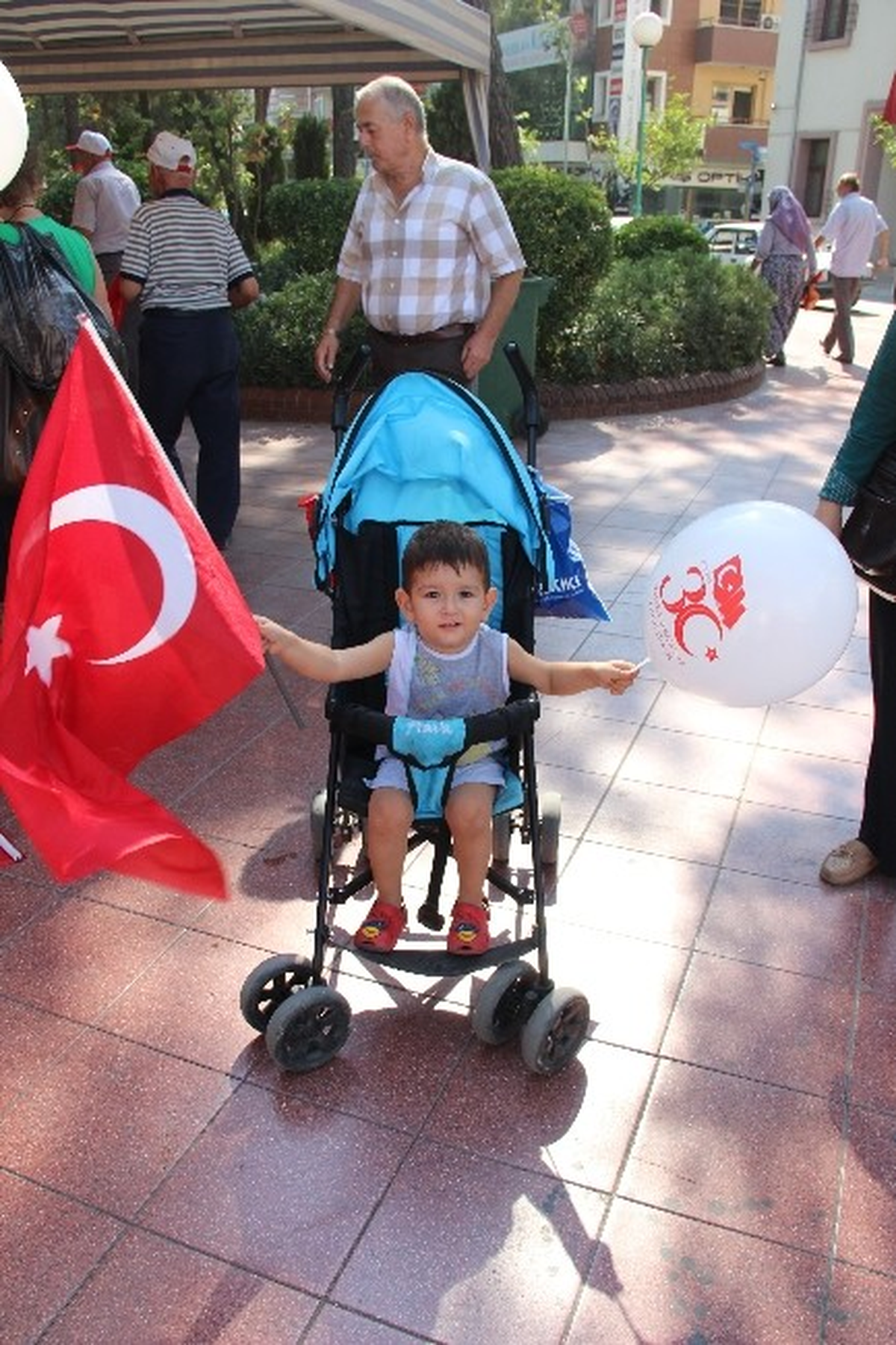 Efeler Belediyesi\'nden 30 Ağustos Armağanı