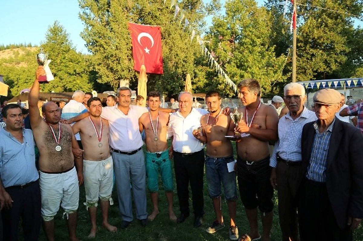 Erdemli\'de 30 Ağustos Güreşleri İlgi Gördü