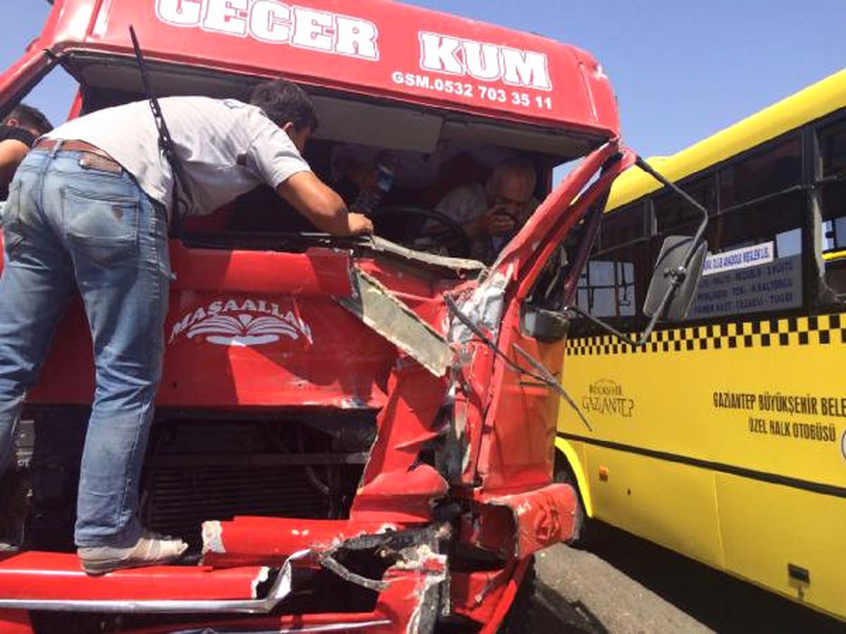 Gaziantep\'te Yolcu Midibüsü ile Kamyon Çarpıştı: 10 Yaralı