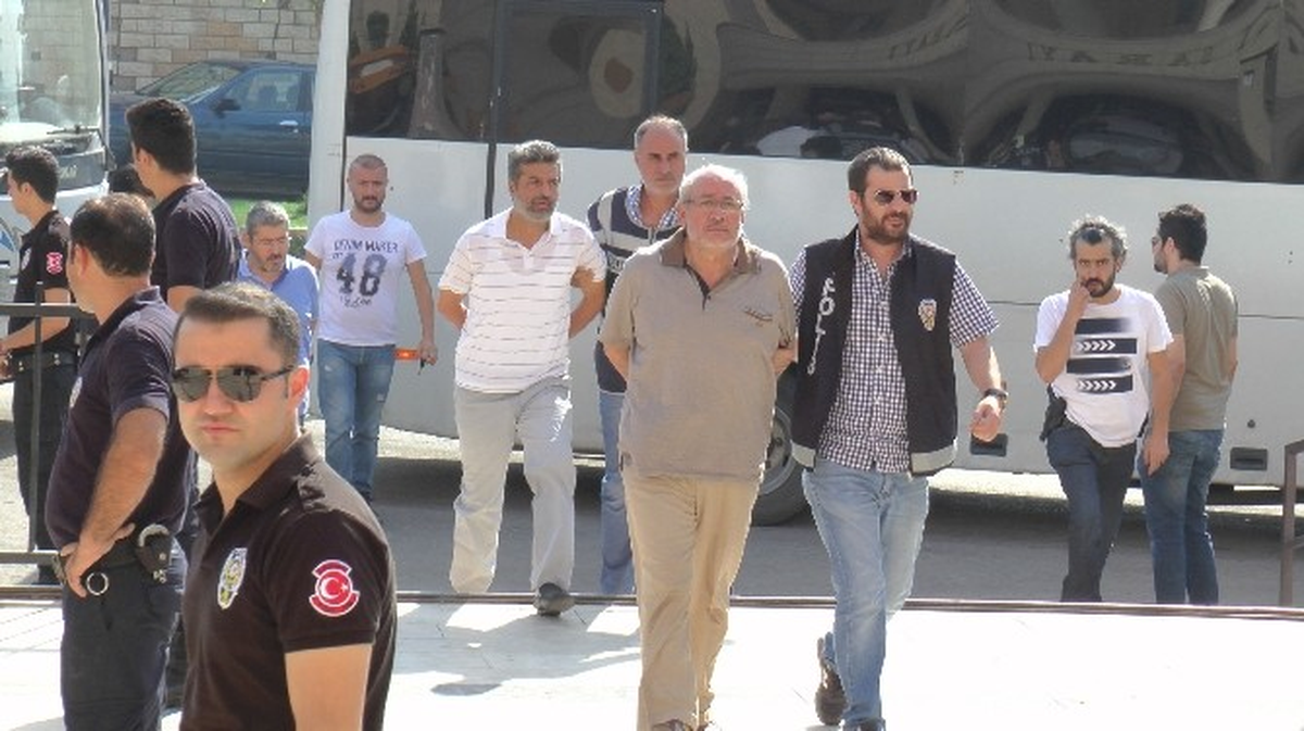 Gözaltına Alınan İş Adamları ve Doktorlar Adliyeye Sevk Edildi