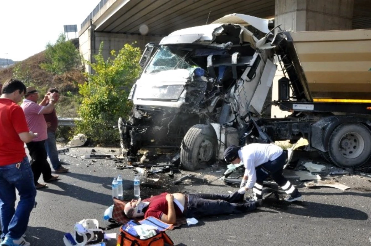 Hafriyat Kamyonu ile Yolcu Otobüsü Kafa Kafaya Çarpıştı: 7 Yaralı