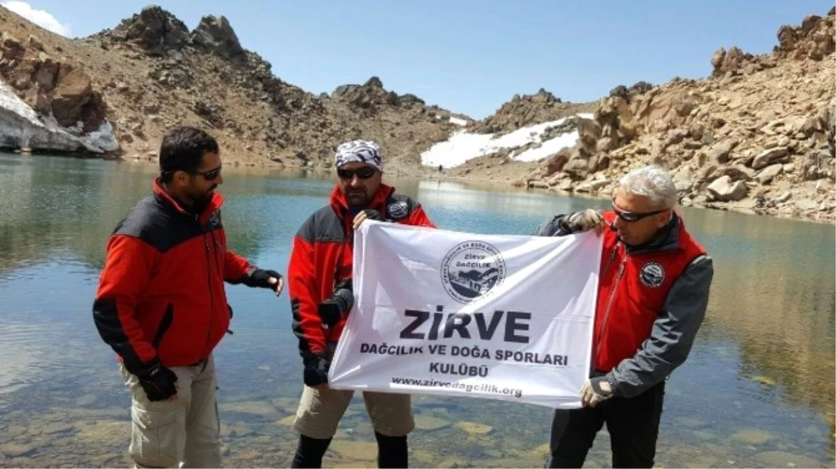 Hakkarili Dağcılar İran\'da Zirve Yaptı
