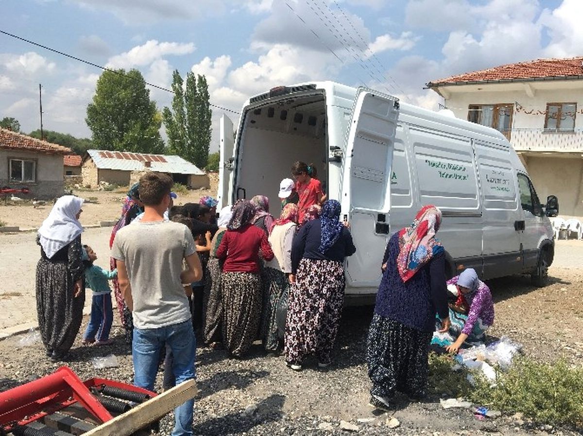 Hayat Eli Derneği\'nden Kıyafet Yardımı