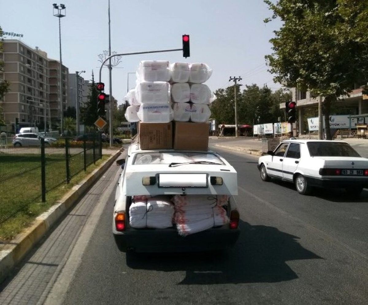Kamyon Gibi Yüklenen Otomobil Görenleri Şaşırttı