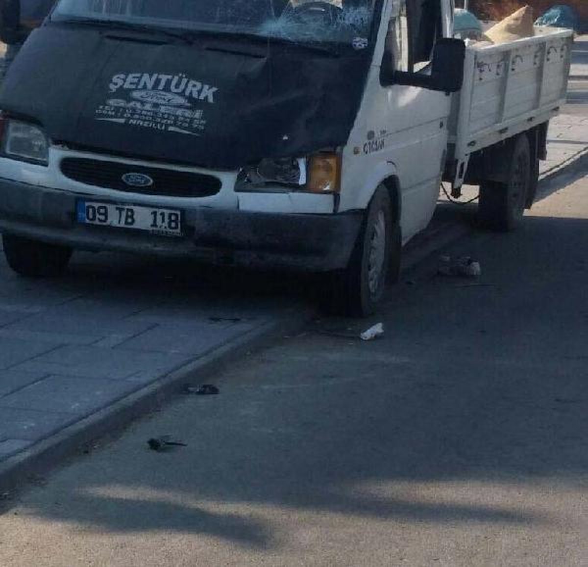 Kamyonet ile Çarpışan Motosikletteki 2 Kardeş Kazada Yaralandı