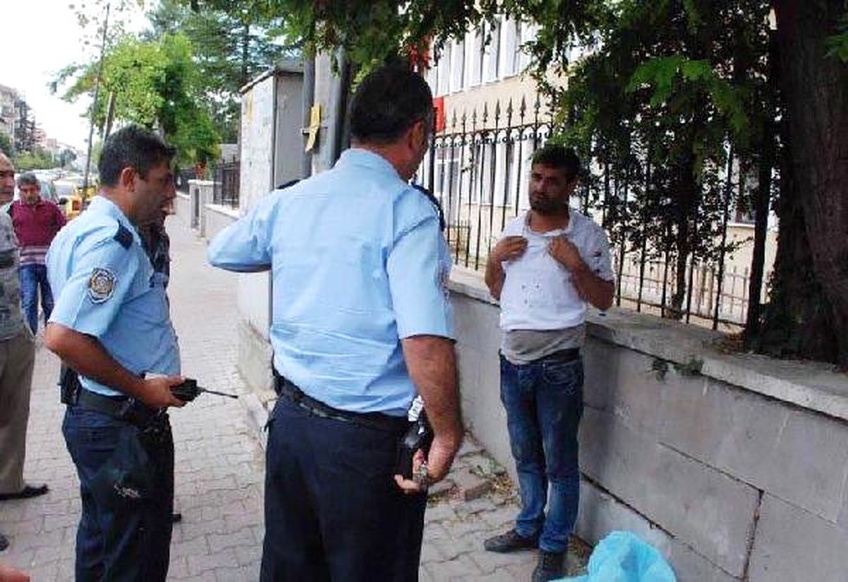 Kendisiyle İlgilenilmediği İddiasıyla Jiletle Bileklerini Kesti