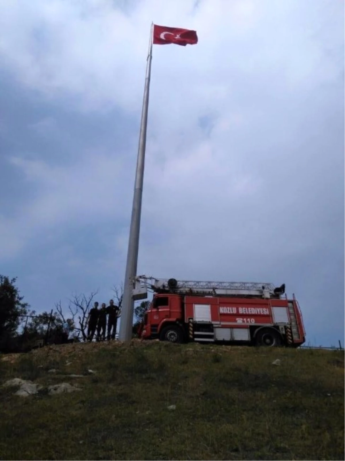 Kozlu\'ya 30 Metre Yüksekliğinde Türk Bayrağı Çekildi