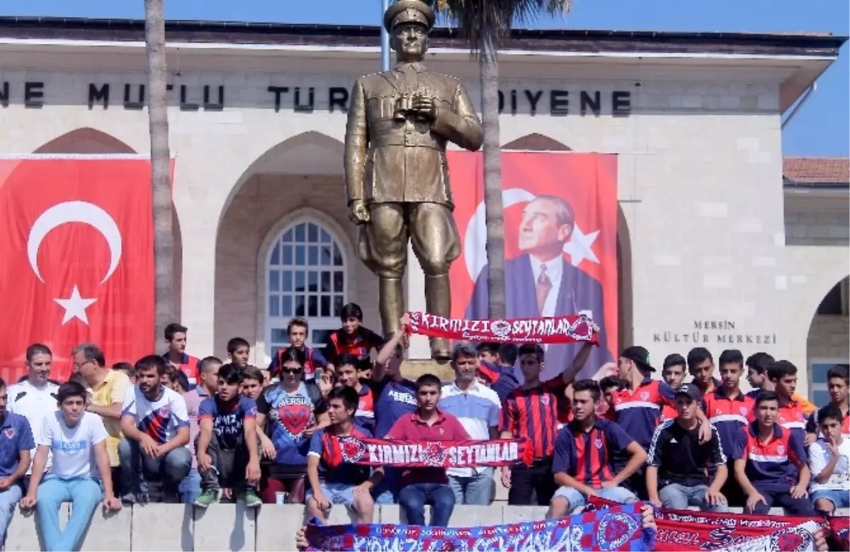 Mersin İdmanyurdu Taraftarları ve Futbolcuları, Yardım İçin Belediyeye Yürüdü