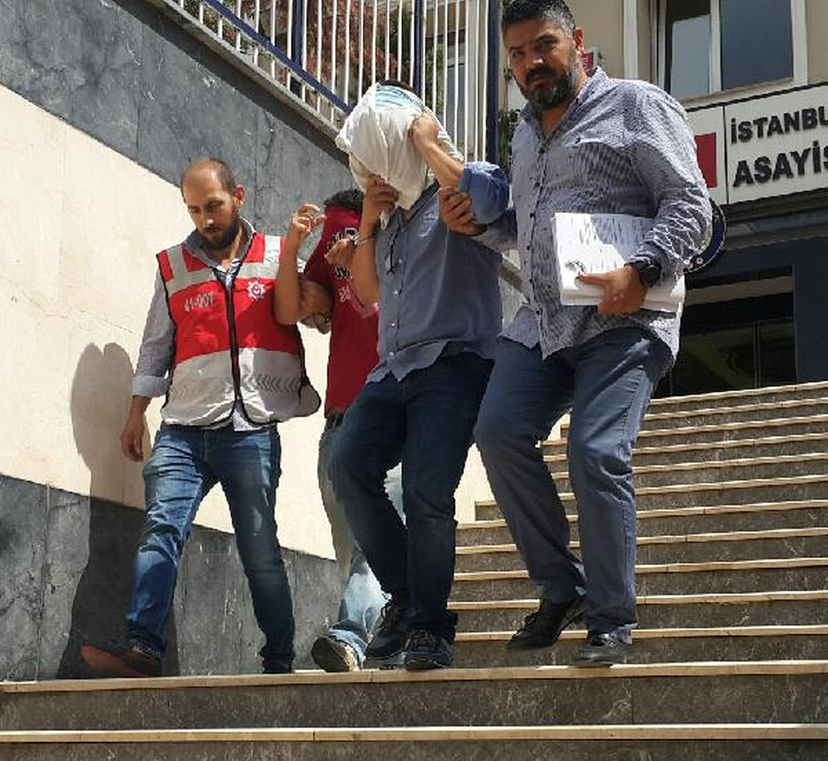 Mete Yarar\'a Saldırı Soruşturması: Oğlunun Eski Ortağı 2 Şüpheli Kardeş Adliyeye Sevkedildi