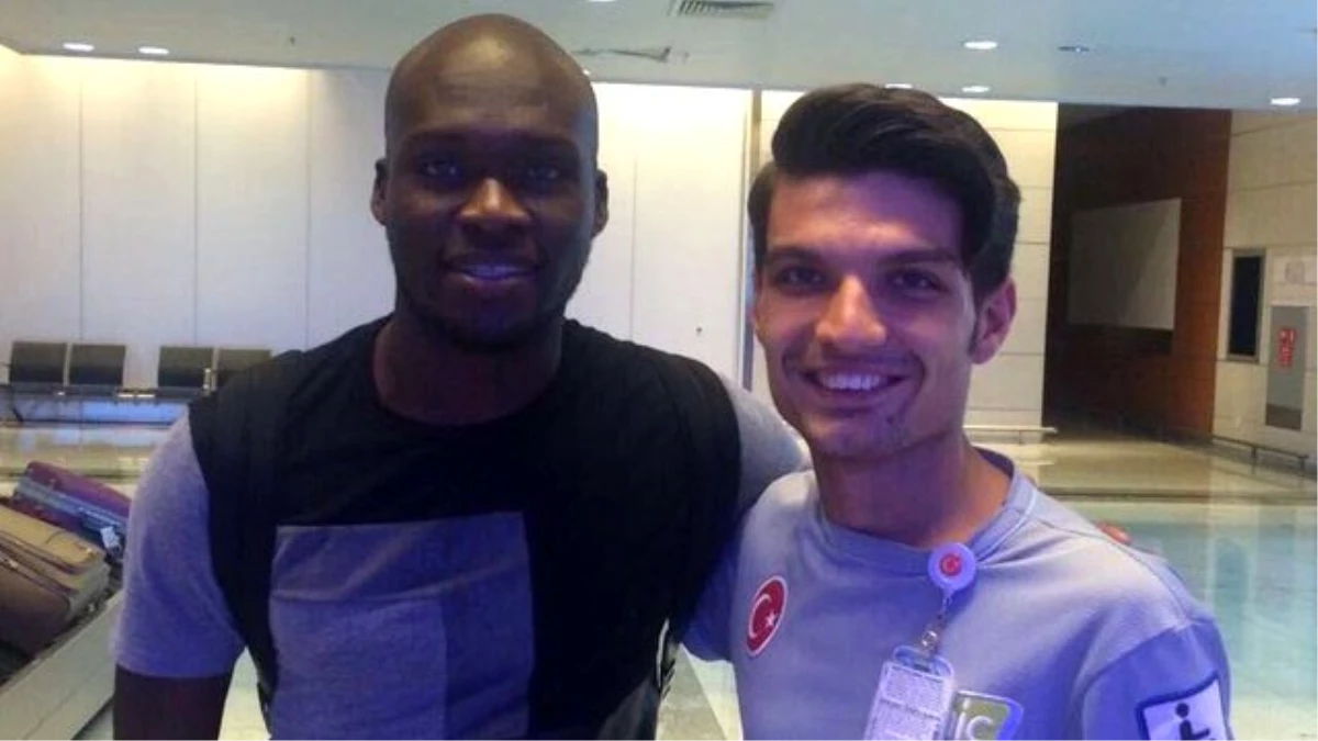 Moussa Sow, Fenerbahçe ile Sözleşme İmzalamak İçin İstanbul\'da