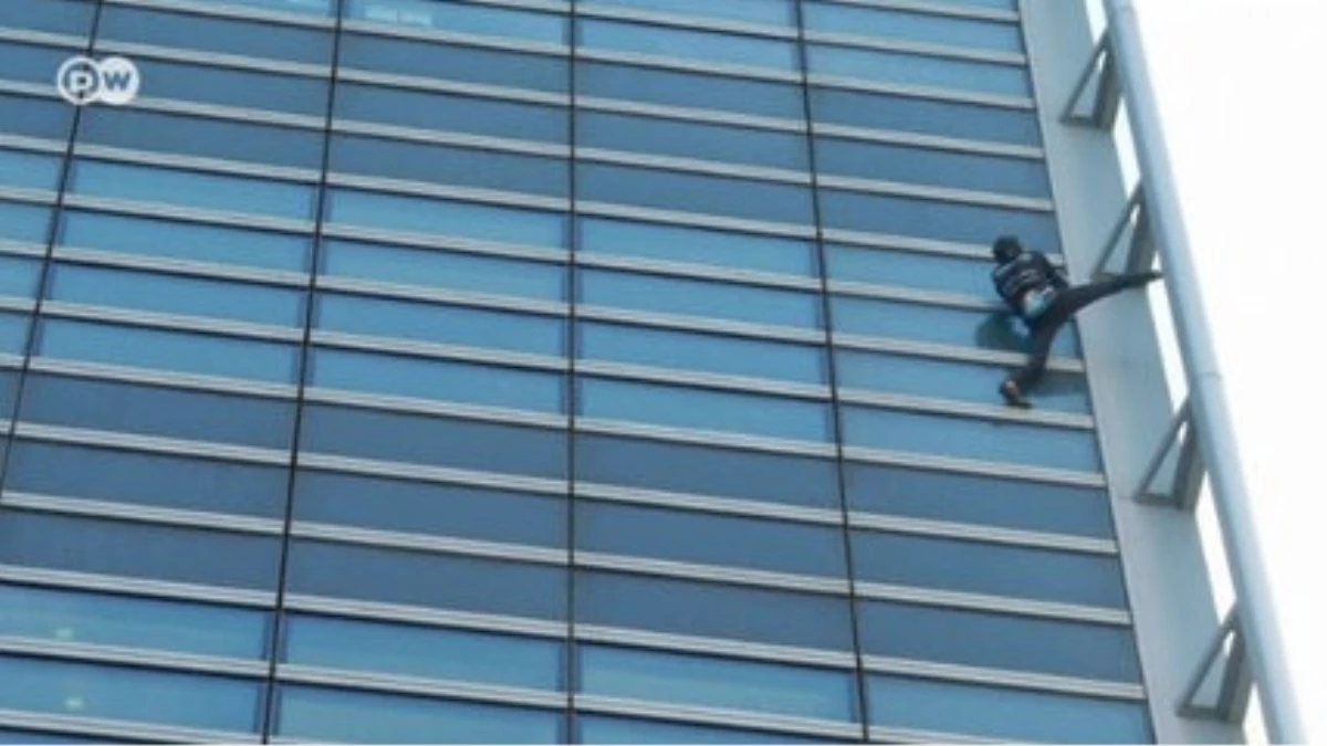 Örümcek Adam Paris'te Ortaya Çıktı