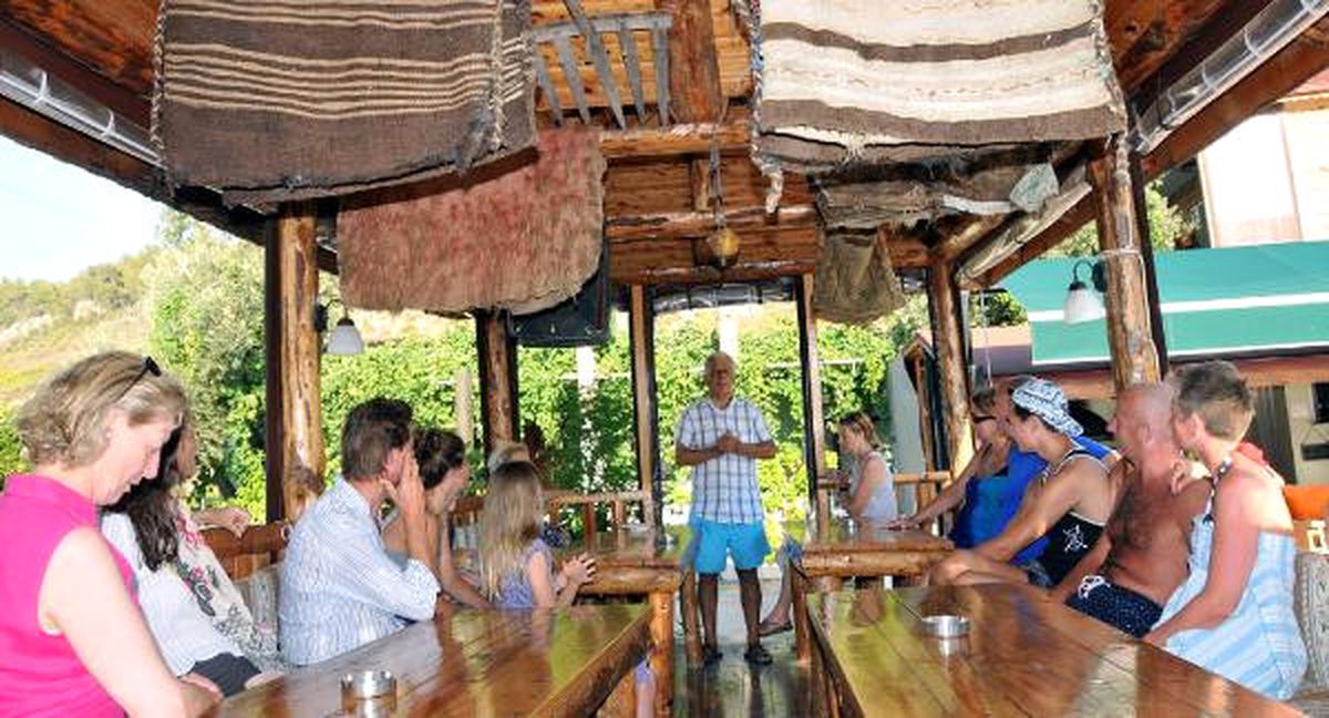 Otelinde 1000\'in Üzerinde Eski Eseri Sergiliyor
