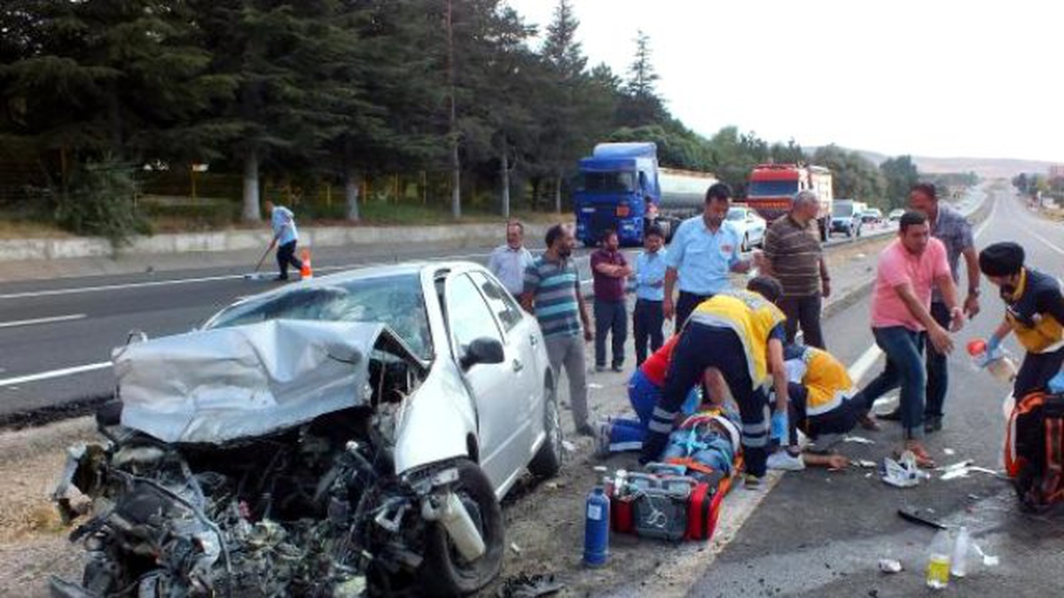 Otomobil Çimento Tankerine Çarptı: 1 Ölü, 4 Yaralı