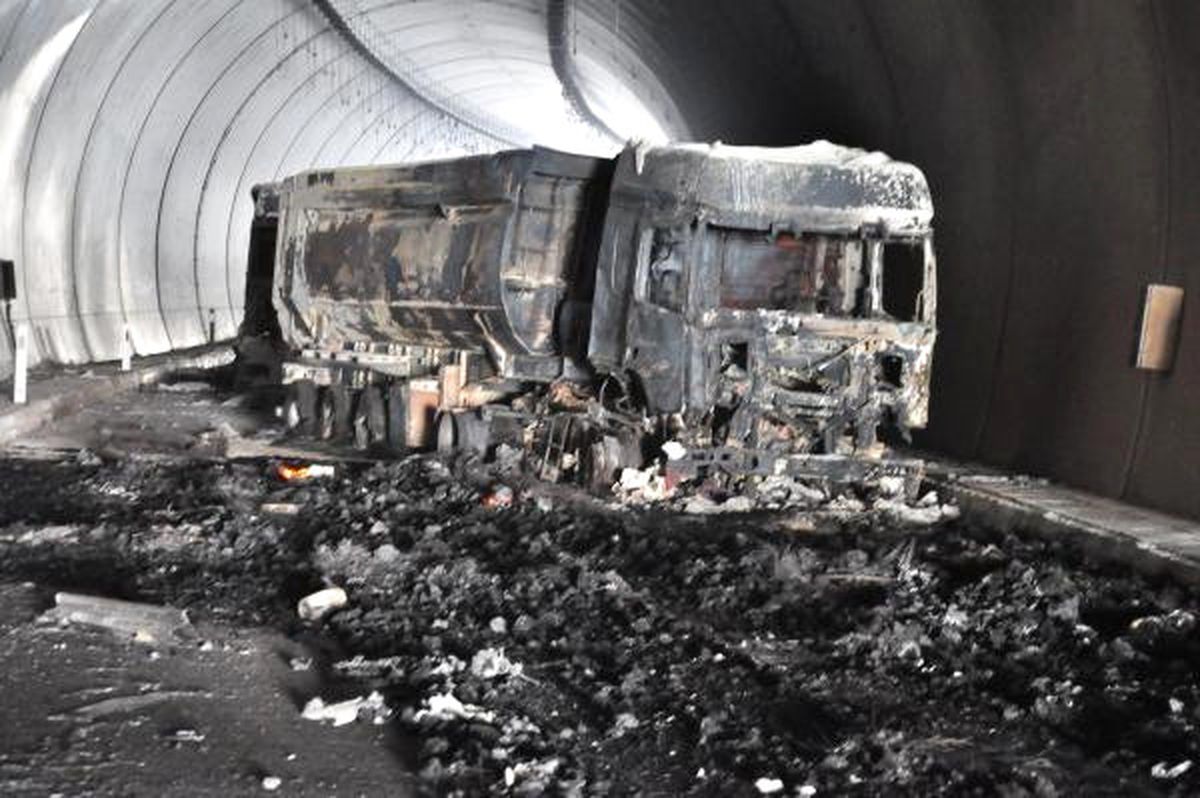 PKK, Bitlis-Diyarbakır Kara Yolunda Tünellerde 7 TIR Yaktı