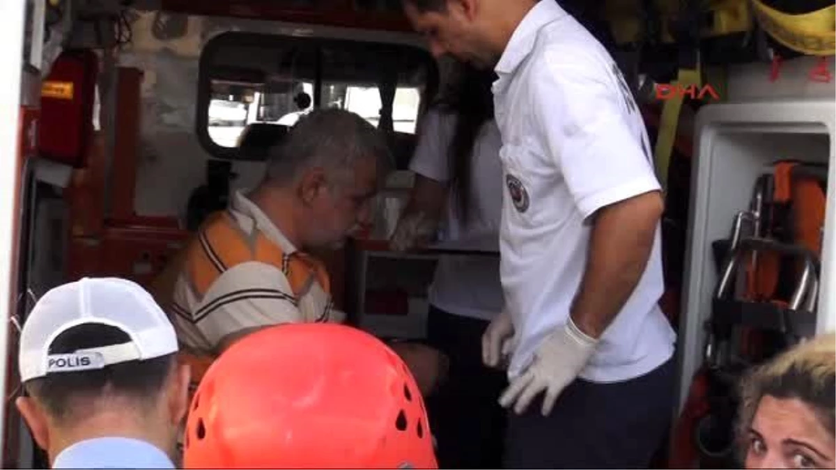 Sancaktepe\'de Servis Minibüsü Devrildi 1 Yaralı