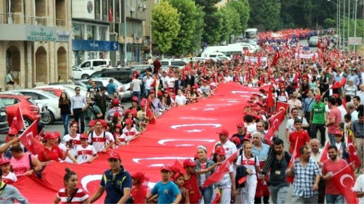 Şehitlere Saygı Yürüyüşü ve Mehmetçikle El Ele Mitingi"