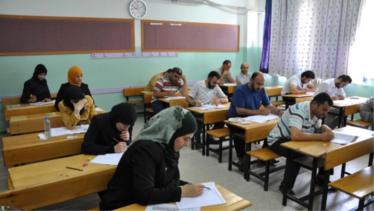 Suriyeli Öğretmenler, Nizip\'te Yeterlilik Sınavına Girdi