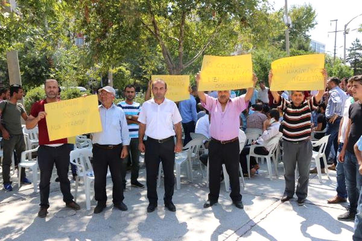 Tütünlerine El Konulan Çiftçiler, Valilik Bahçesinde Eylem Yaptı