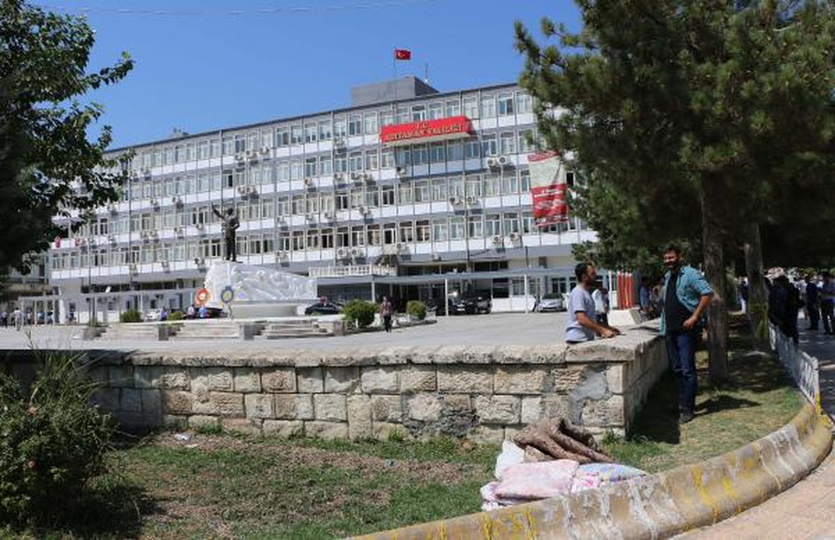 Valilik Önünde Bomba Paniği