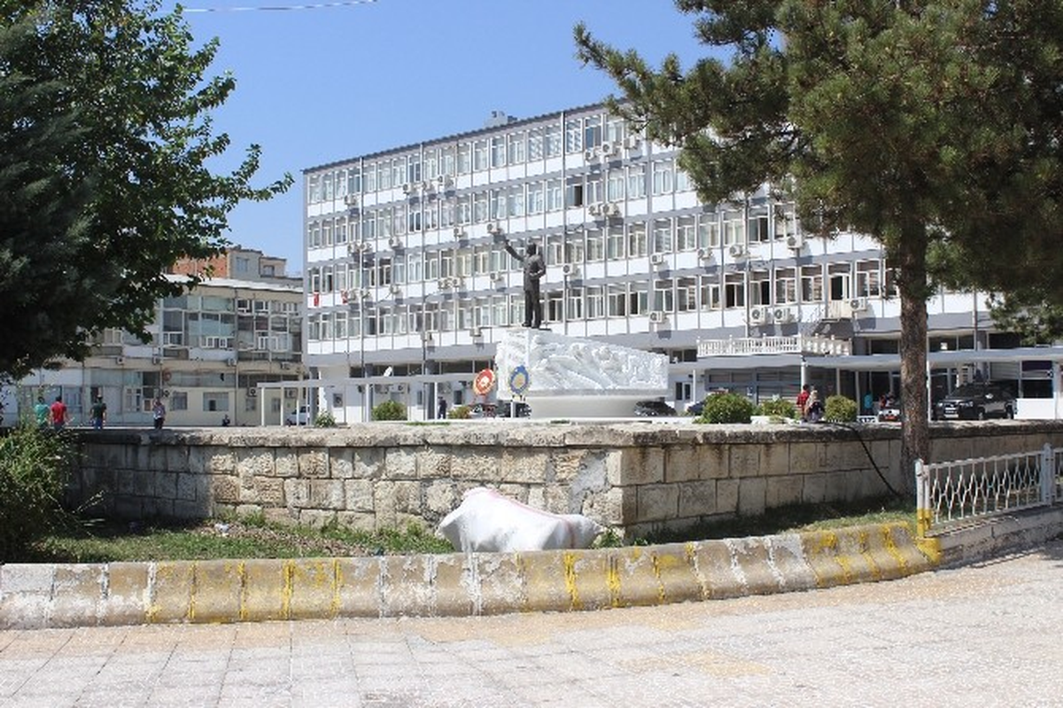 Valilik Önündeki Şüpheli Çuvaldan Yastık Yorgan Çıktı