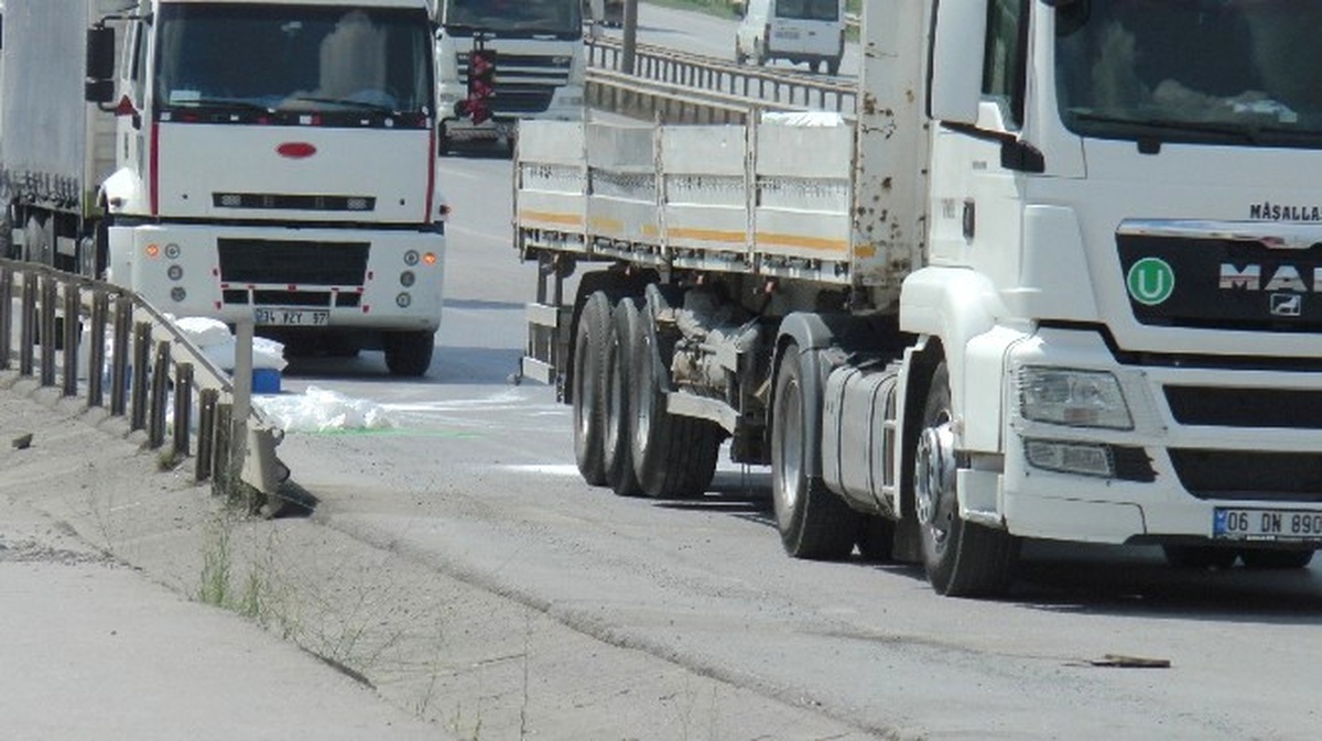 Yola Saçılan Kimyasal Madde İtfaiyeyi Alarma Geçirdi: 1 Yaralı
