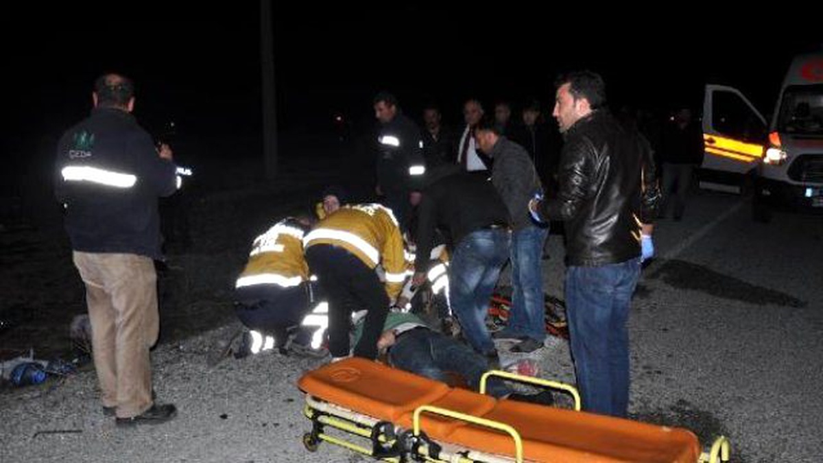Yozgat\'ta Otomobil ile Tır Çarpıştı: 1 Ölü, 4 Yaralı