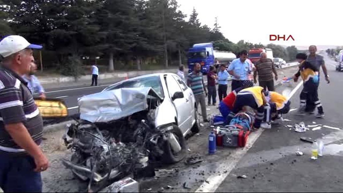 Yozgat\'ta Otomobil Çimento Tankerine Çarptı 1 Ölü 4 Yaralı