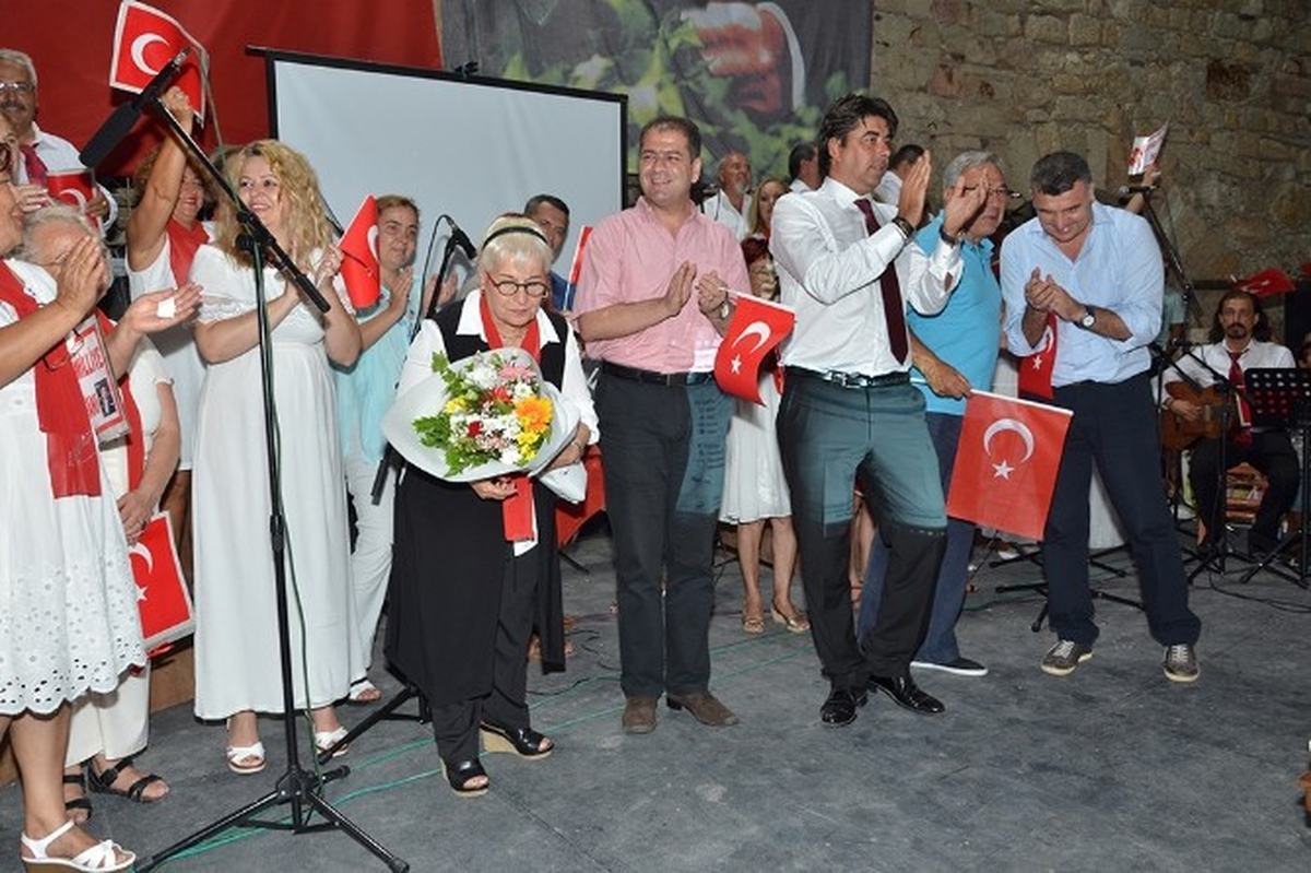 Zafer Coşkusu Foça Kalesi\'nde Yankılandı