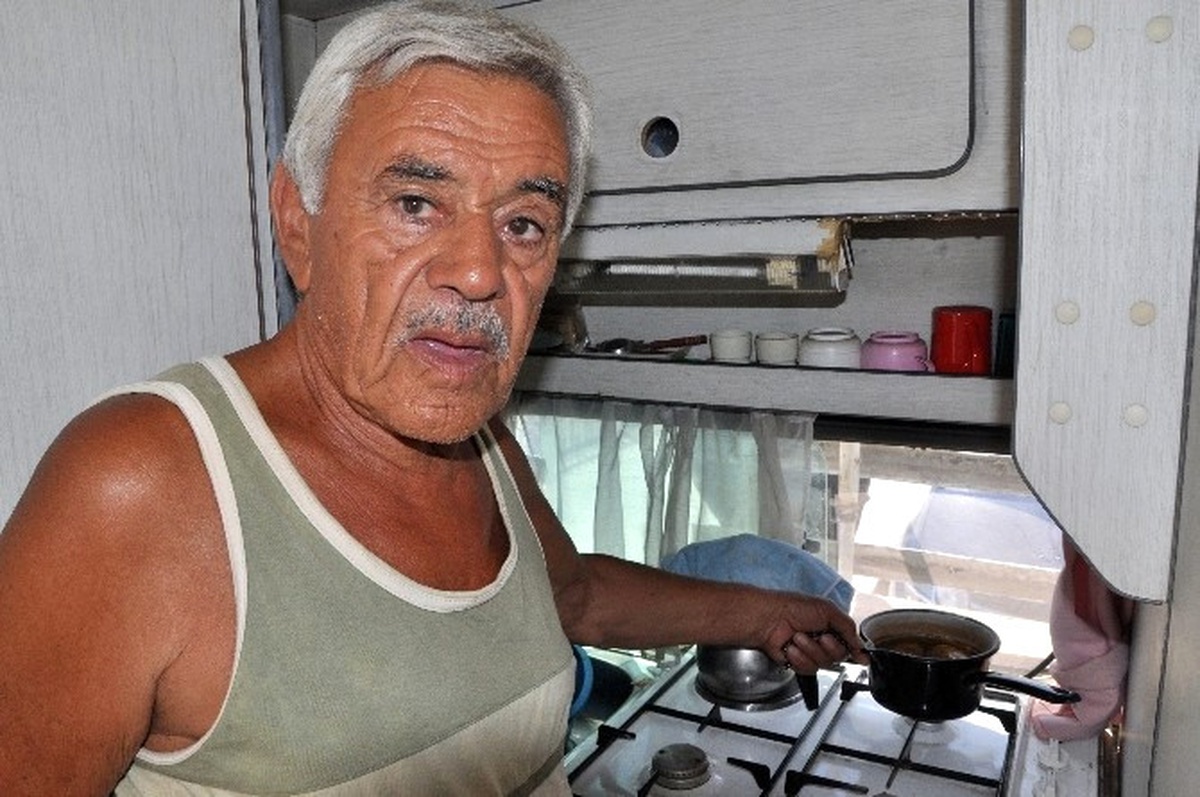 80 Yaşında, Tatilini 37 Yıldır Karavanda Yapıyor