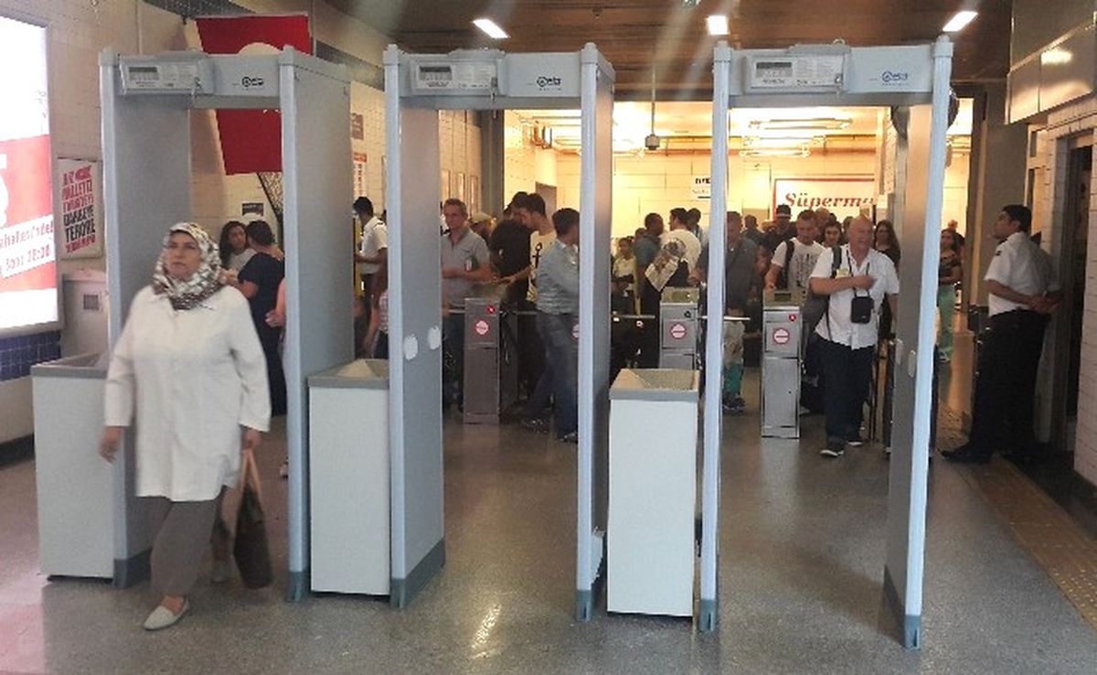 Atatürk Havalimanı Metro Girişinde X-ray Dönemi