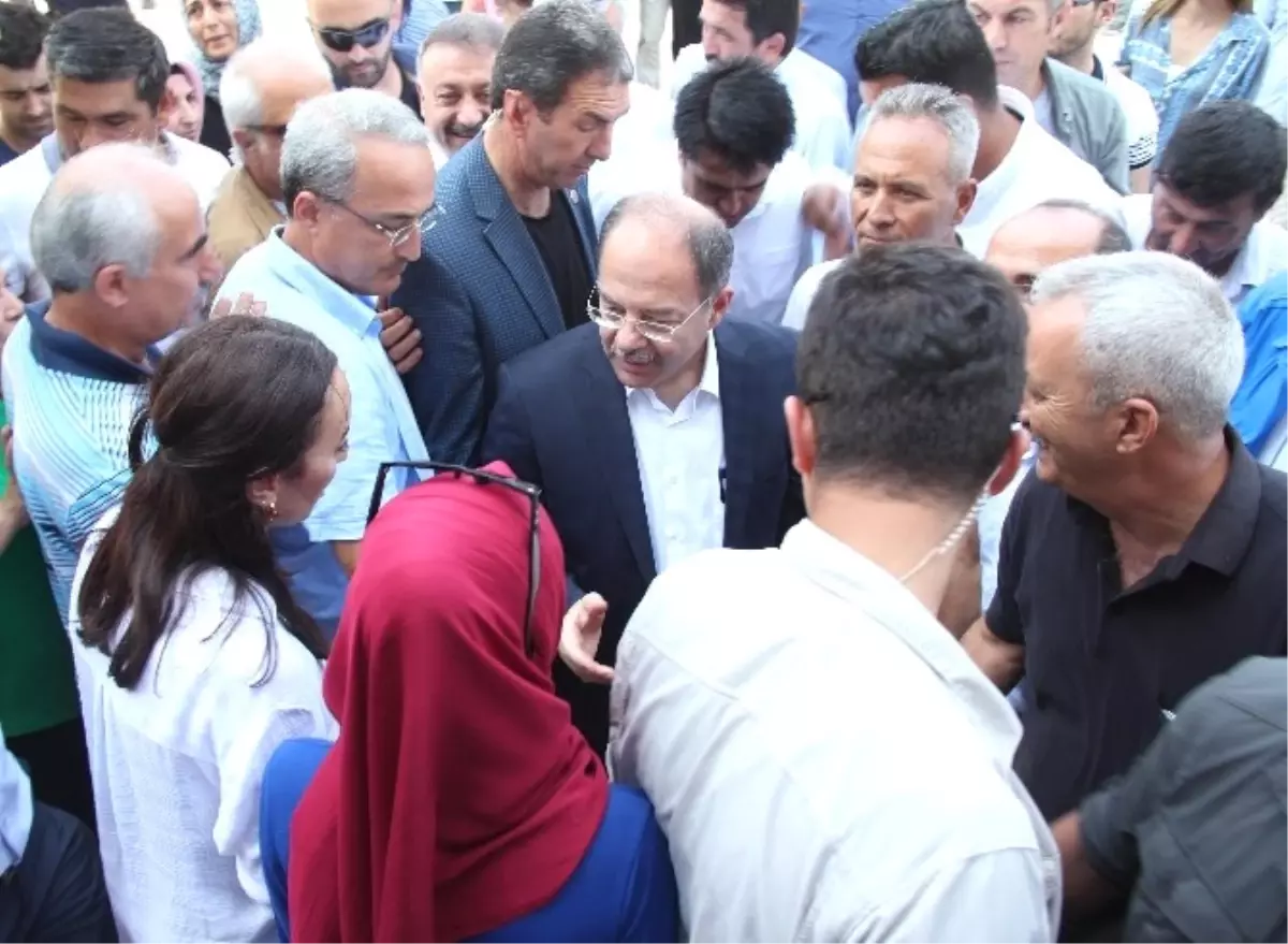 Bakan Akdağ, "Cesaret Edip Çıkmasınlar, Ezeriz, Yıkar Geçeriz"