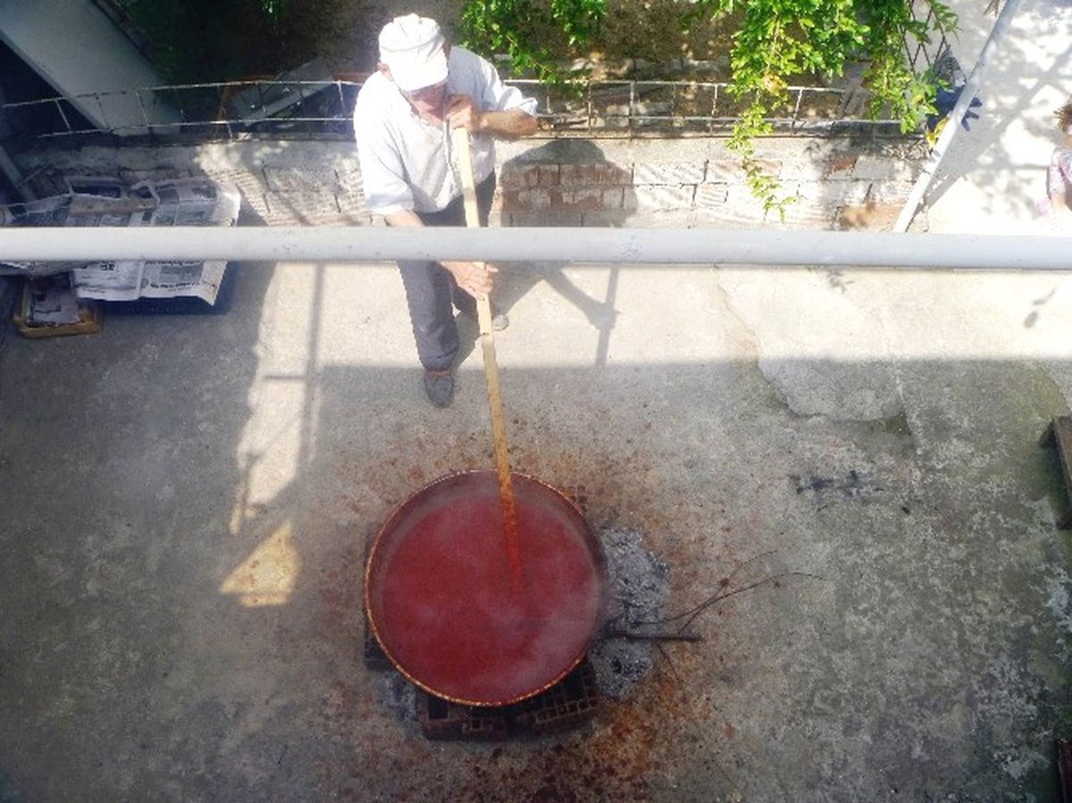 Bilecik\'teki Mahalle Aralarından Salça Kokuları Yükseliyor