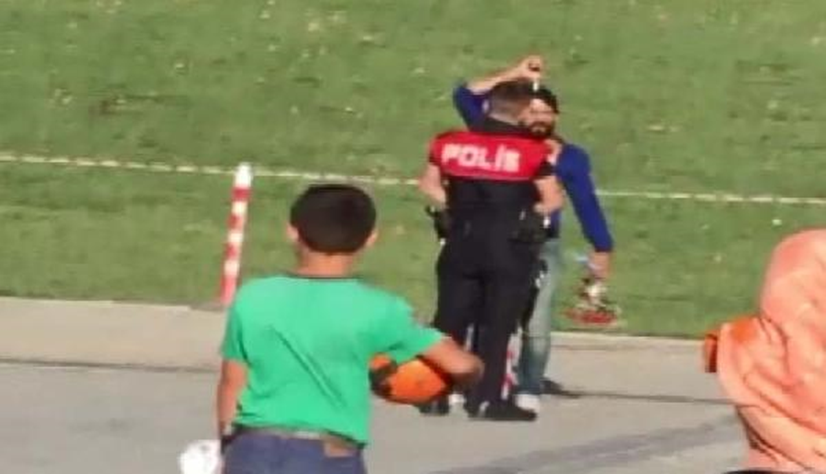 Bir Elinde Silah Bir Elinde Çiçekle Taksim\'i Karıştırdı