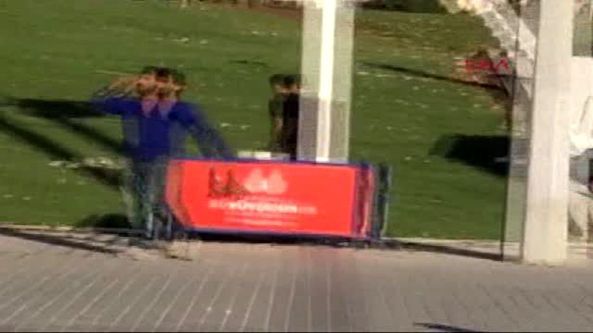 Bir Elinde Silah Bir Elinde Çiçekle Taksim\'i Karıştırdı