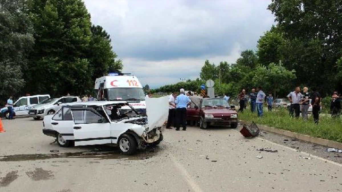 Samsun\'da Hafif Ticari Araç ile Otomobil Çarpıştı: 4 Yaralı