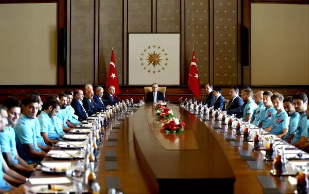 Cumhurbaşkanı Erdoğan, A Milli Futbol Takımı\'nı Kabul Etti