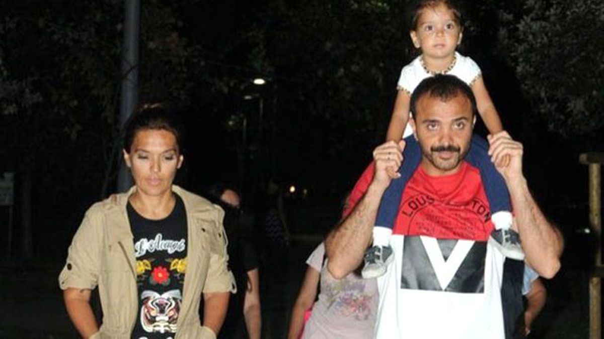 Demet Akalın-Okan Kurt Çifti Parkın Ortasında Aşka Geldi