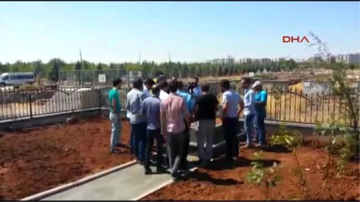 Diyarbakır - CHP\'li Gençler, Diyarbakır\'da Tahir Elçi\'nin Mezarı Başında Barış Güvercini Uçurdu