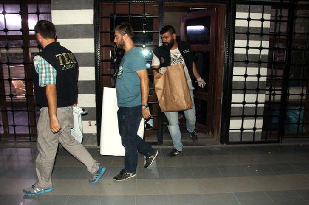 Diyarbakır\'da Polis, Dtk Binasında Arama Yaptı