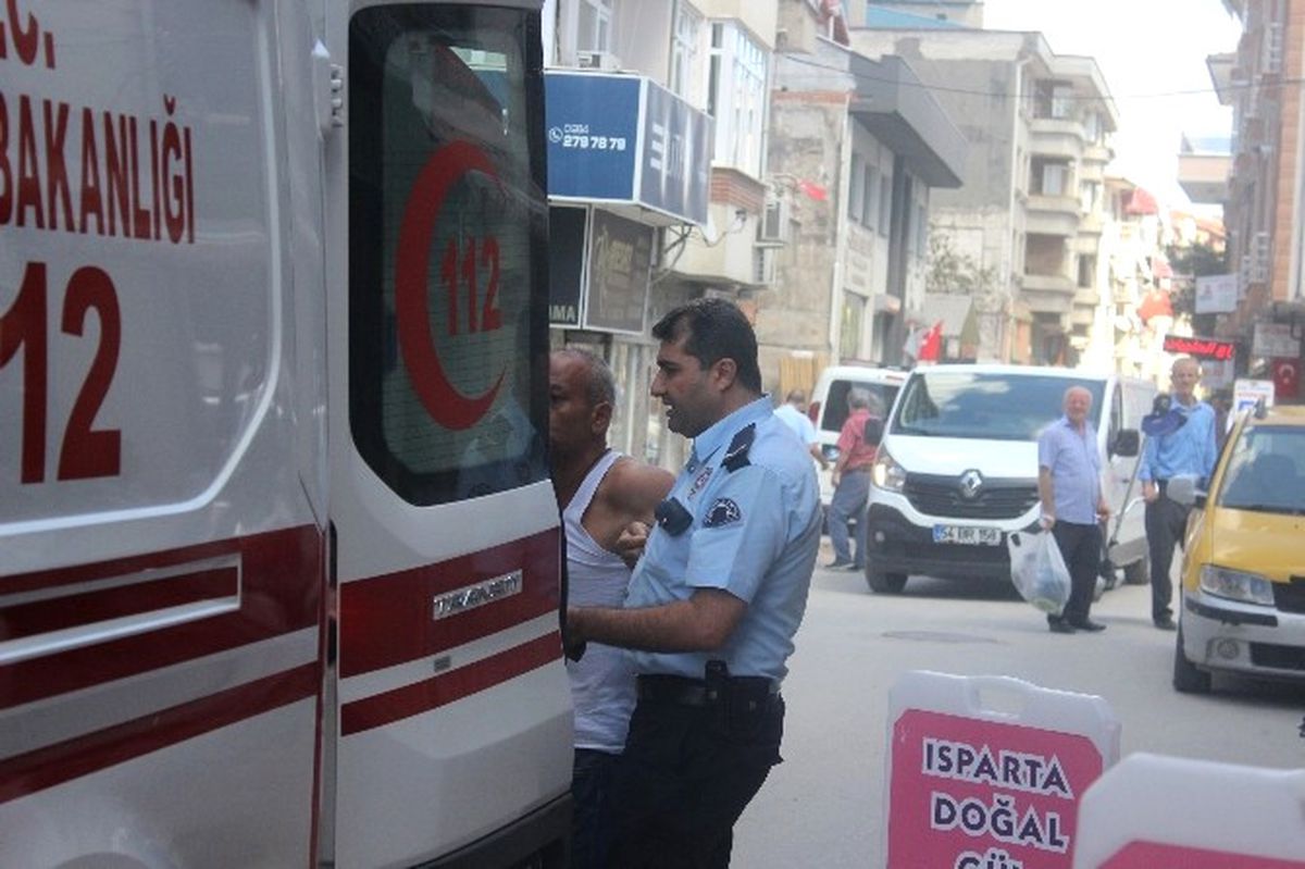 Esnafa Bıçak Çeken Şahsı Polis Sakinleştirdi