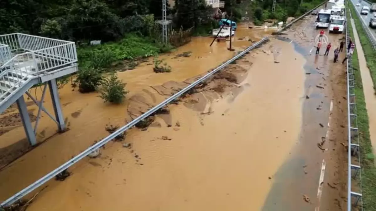 Fındıklı-Arhavi Yolu Heyelan Nedeniyle Ulaşıma Kapandı (2)