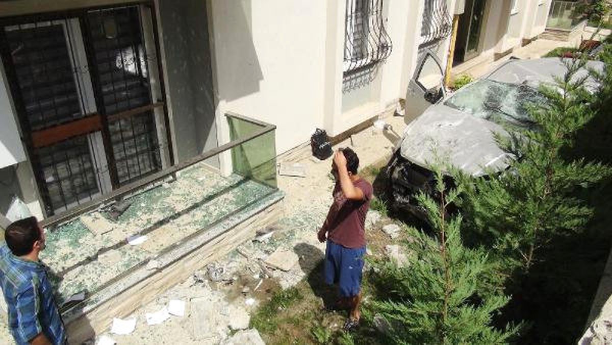 Freni Boşalan Kamyonet Bahçe Duvarını Yıkıp Binaya Çarptı