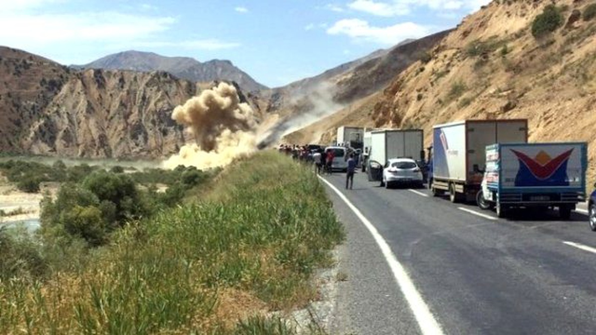 Hakkari\'de Yola Döşenen Patlayıcılar İmha Edildi